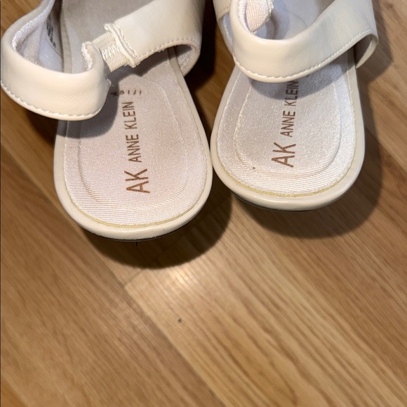 Anne Klein Iflex Comfort Shoes Flat Short Heels Slingback Beige Size 9 - Picture 4 of 6